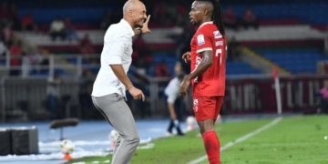 america david gonzalez entrenador dt director tecnico se va fuera renuncia echado no sigue junta directiva presidenta familia gomez dueno equipo tulio maximo accionista hinchada molesta criticas goleada santafe campin bogota liga betplay dimayor futbol profesional colombiano fpc colombia