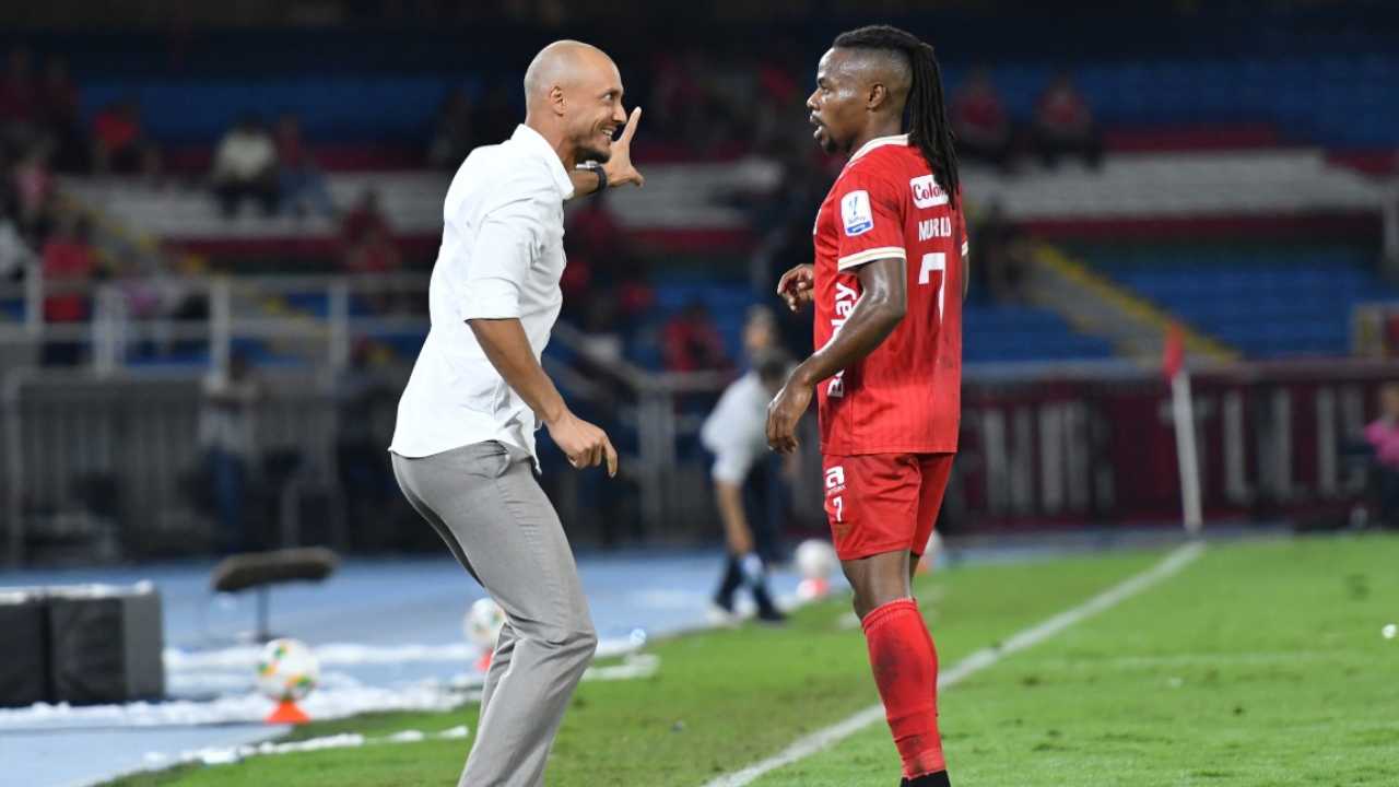 america david gonzalez entrenador dt director tecnico se va fuera renuncia echado no sigue junta directiva presidenta familia gomez dueno equipo tulio maximo accionista hinchada molesta criticas goleada santafe campin bogota liga betplay dimayor futbol profesional colombiano fpc colombia