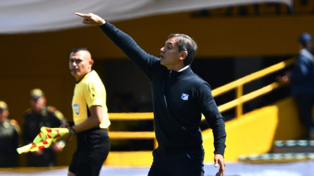 fabian bustos entrenador director tecnico dt millonarios salida fuera echado renuncia no sigue eliminacion copa sudamericana cambios fichajes refuerzos contrataciones directivos maximo accionista duenos equipo hinchada molesta gustavo serpa enrique camacho