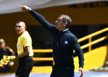 fabian bustos entrenador director tecnico dt millonarios salida fuera echado renuncia no sigue eliminacion copa sudamericana cambios fichajes refuerzos contrataciones directivos maximo accionista duenos equipo hinchada molesta gustavo serpa enrique camacho
