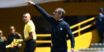 fabian bustos entrenador director tecnico dt millonarios salida fuera echado renuncia no sigue eliminacion copa sudamericana cambios fichajes refuerzos contrataciones directivos maximo accionista duenos equipo hinchada molesta gustavo serpa enrique camacho