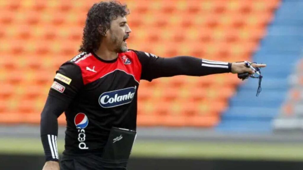 deportivo independiente medellin regreso leonel alvarez nuevo dt entrenador director tecnico dim condicones contrato clausulas raul giraldo dueno equipo dirigentes dirigencia federico spada gerente daniel ossa presidente liga betplay dimayor futbol profesional colombiano fpc colombia atanasio giarardot hinchas hinchada poderoso montana