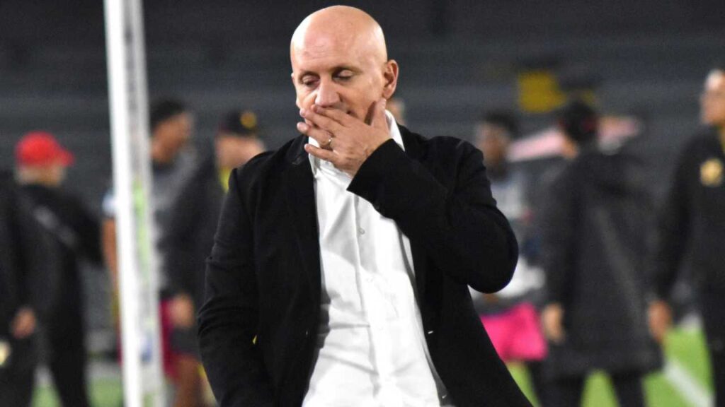 independiente santafe pablo repetto director tecnico dt entrenador echado fuera renuncia eliminado liga betplay presidente eduardo mendez futbol profesional colombiano fpc campin dimayor playoffs