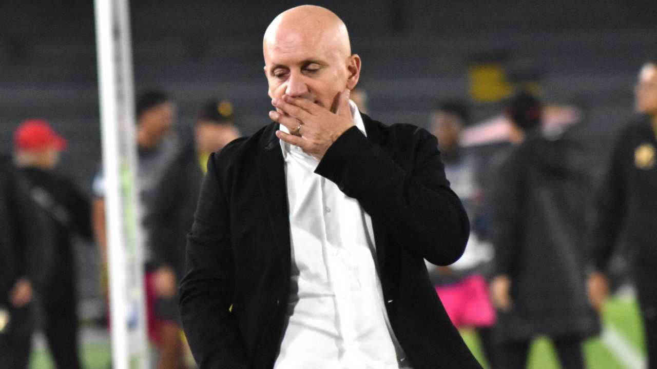 independiente santafe pablo repetto director tecnico dt entrenador echado fuera renuncia eliminado liga betplay presidente eduardo mendez futbol profesional colombiano fpc campin dimayor playoffs