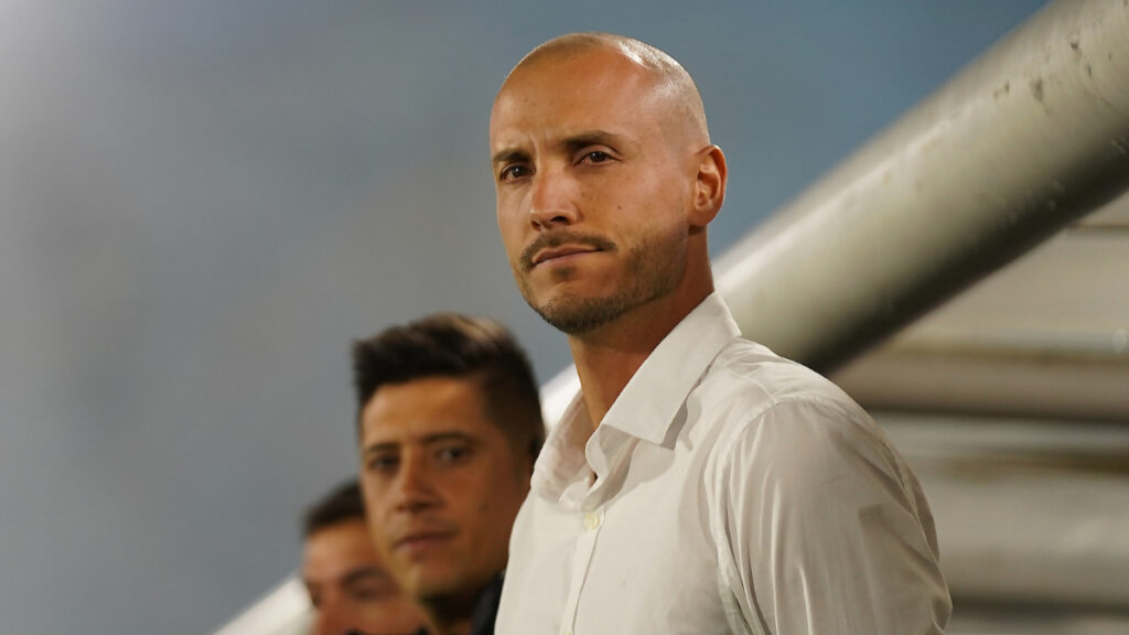 david gonzalez america de cali continuidad director tecnico entrenador dt rojo escarlata valle del cauca echado fuera destituido comunicado malos resultados molestia hinchada hinchas pascual guerrero eliminacion copa sudaericana liga betplay dimayor futbol profesional colombiano plata dinero contrato fpc duenos equipos dirigentes dirigencia tulio y marcela gomez
