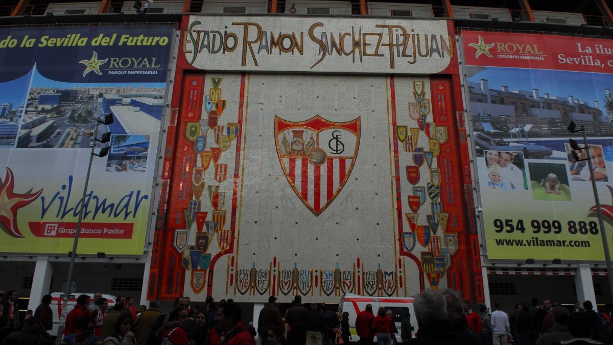 El Sevilla de García Plaza vence a Osasuna (2-0) y se asoma a Europa